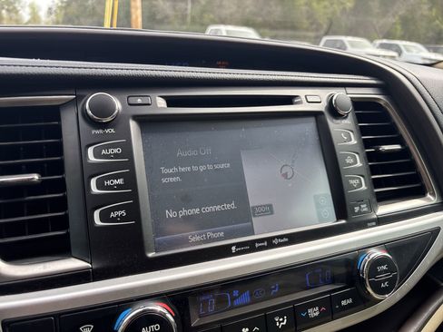 Used 2019 Toyota Highlander XLE image 19