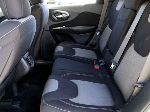 Used 2015 Jeep Cherokee Sport image 24