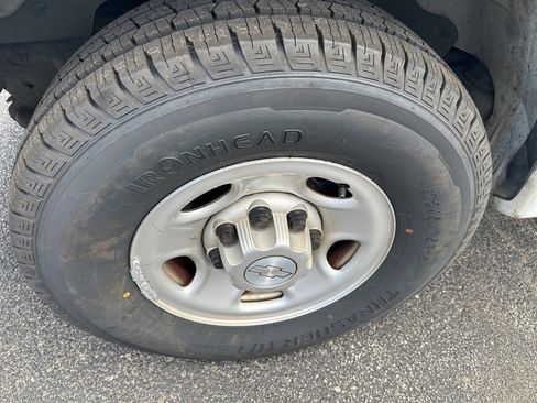 Used 2018 Chevrolet Express 2500 image 38