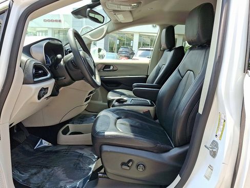 Used 2022 Chrysler Pacifica Touring-L FWD image 14