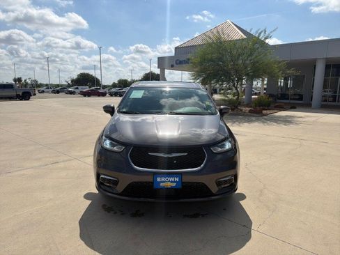 Used 2023 Chrysler Pacifica Touring-L FWD image 1