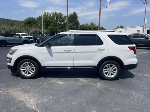 Used 2017 Ford Explorer XLT w/ Equipment Group 201A FWD image 2