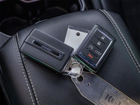 Used 2023 Jeep Grand Cherokee L Altitude image 33