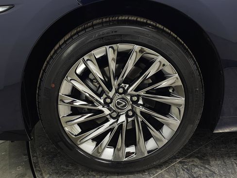 Certified 2025 Lexus ES 300h w/ Luxury Package image 13