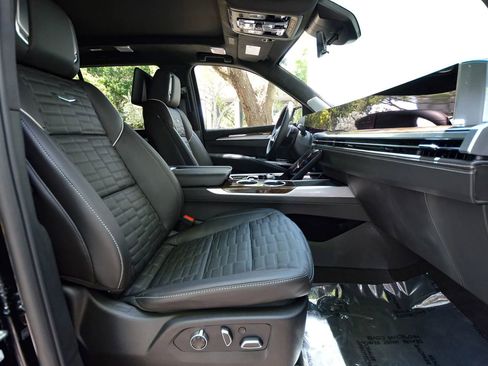 Used 2026 Cadillac Escalade Platinum Sport w/ LPO, ONYX Package AWD/4WD image 42