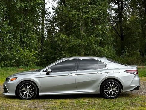 Used 2022 Toyota Camry XLE w/ Navigation Package FWD image 6
