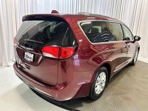 Used 2018 Chrysler Pacifica Touring-L FWD image 28
