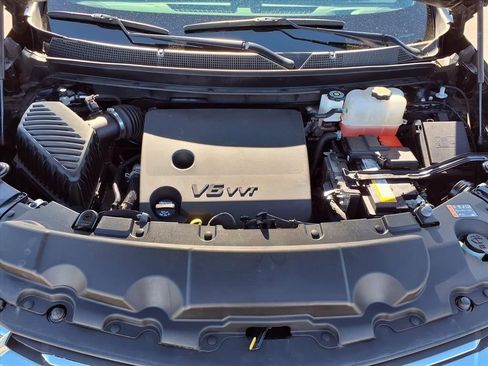 Used 2023 Chevrolet Traverse LT image 37