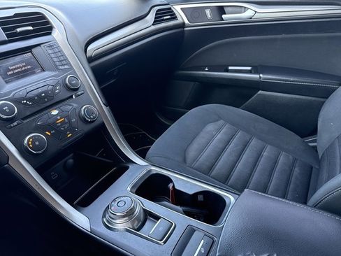 Used 2017 Ford Fusion SE image 18