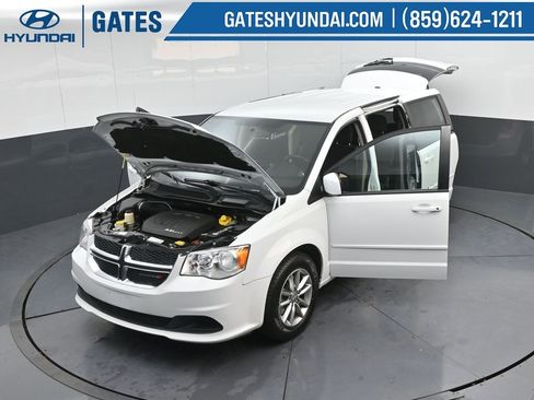 Used 2016 Dodge Grand Caravan SE image 42