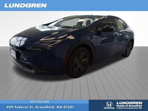 Used 2024 Toyota Prius LE FWD image 3