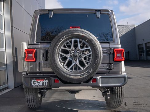 Used 2025 Jeep Wrangler Sahara image 6