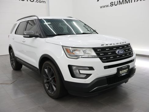 Used 2017 Ford Explorer XLT w/ XLT Appearance Package AWD/4WD image 2
