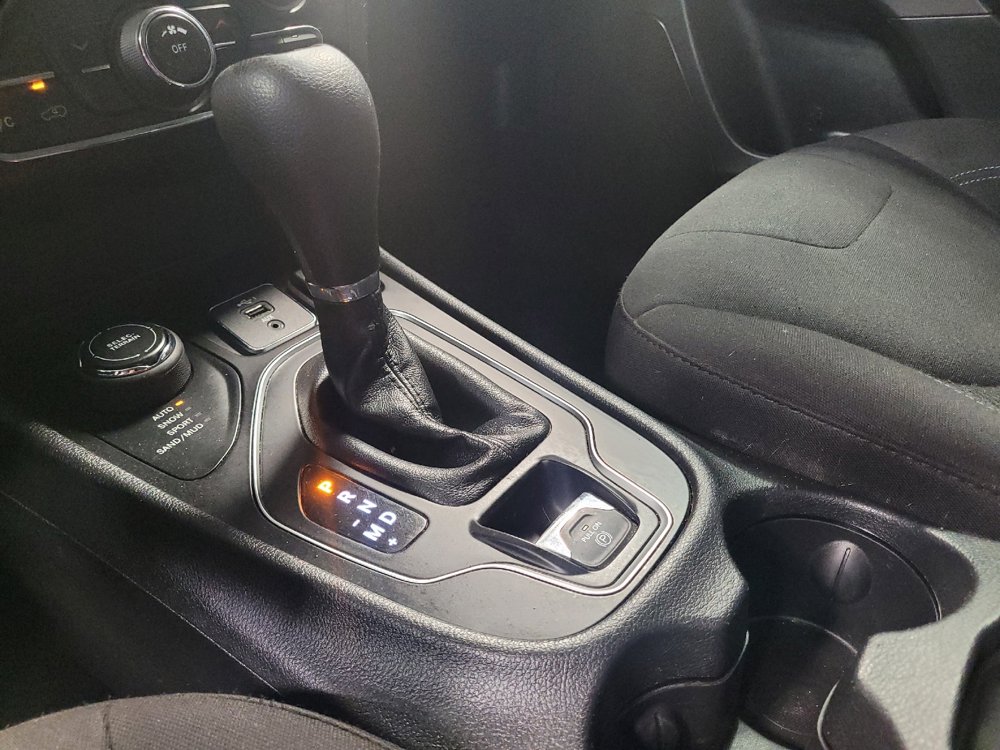 Used 2019 Jeep Cherokee Latitude w/ Popular Appearance Group AWD/4WD image 26