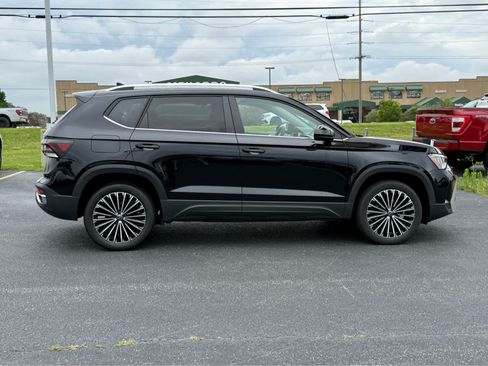 Used 2025 Volkswagen Taos SE FWD image 8