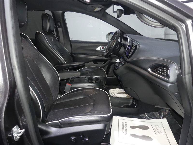 Used 2019 Chrysler Pacifica Limited w/ Advanced Safetytec Group FWD image 23