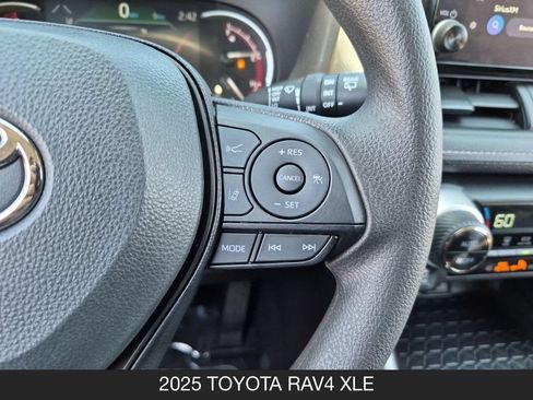 Used 2025 Toyota RAV4 XLE AWD/4WD image 18