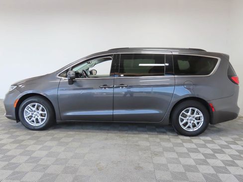 Used 2022 Chrysler Pacifica Touring-L FWD image 5