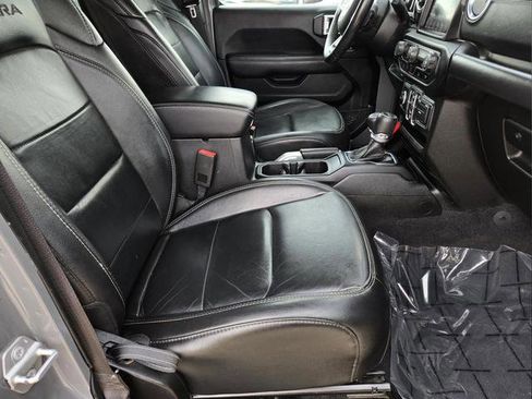 Used 2019 Jeep Wrangler Unlimited Sahara image 32