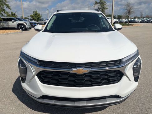 Used 2025 Chevrolet Trax LT w/ LT Convenience Package FWD image 3
