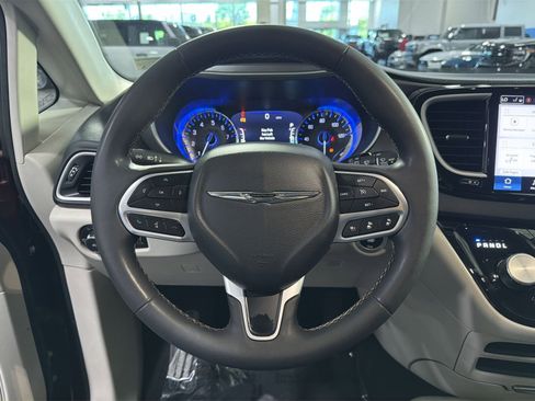 Used 2023 Chrysler Pacifica Touring-L FWD image 28