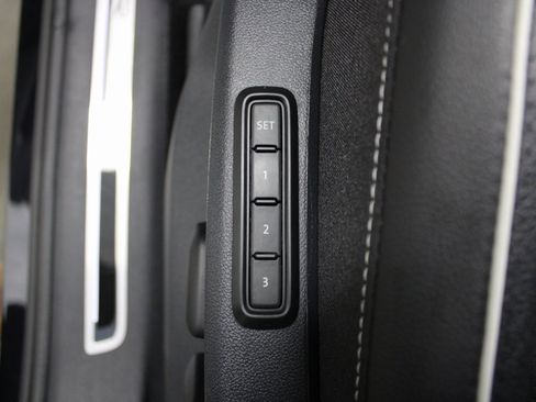 Used 2024 Volkswagen Tiguan SEL R-Line image 17