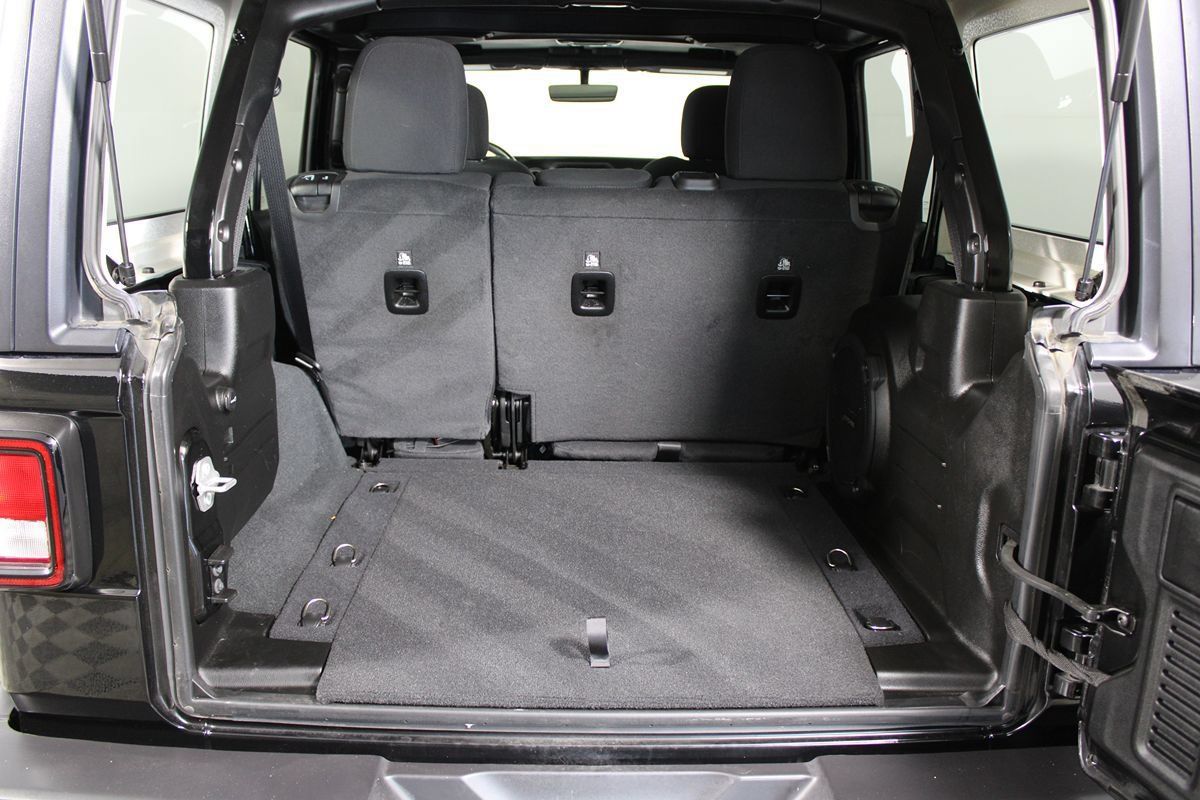 Used 2022 Jeep Wrangler Unlimited Sahara AWD/4WD image 19
