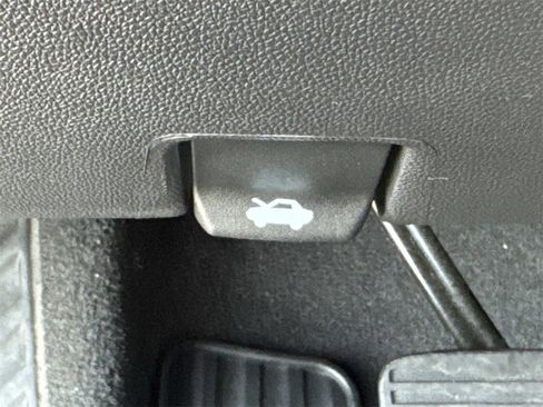 Used 2022 Chevrolet Silverado 1500 LT image 38