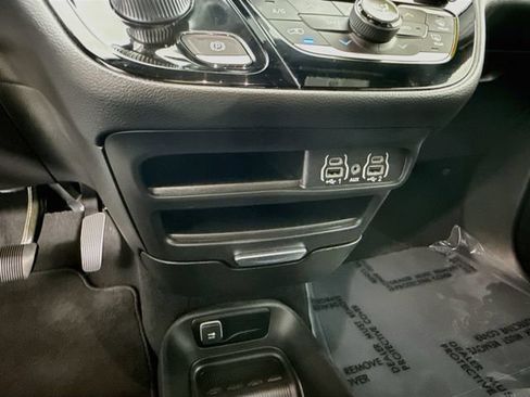 Used 2025 Chrysler Pacifica Select FWD image 35