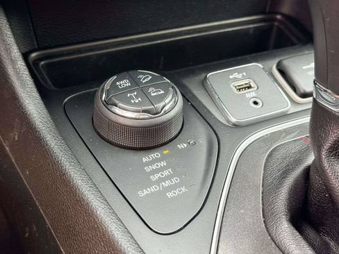 Used 2019 Jeep Cherokee Trailhawk AWD/4WD image 32
