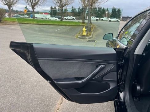 Used 2018 Tesla Model 3 Mid Range image 11