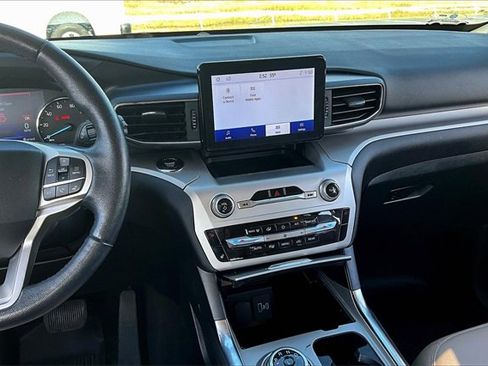 Used 2022 Ford Explorer XLT w/ Equipment Group 202A image 9