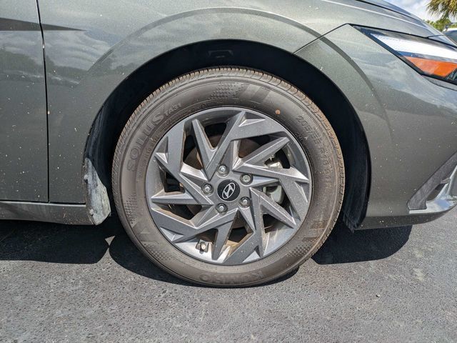 Certified 2025 Hyundai Elantra Hybrid FWD image 11