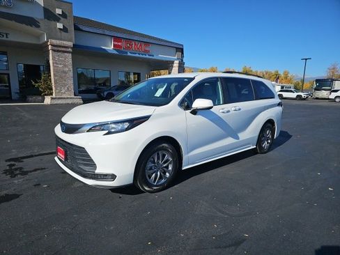 Used 2025 Toyota Sienna LE image 2