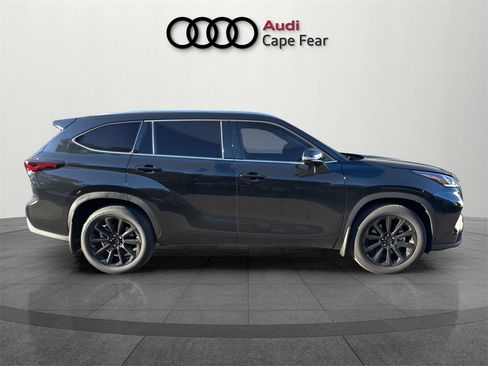 Used 2025 Toyota Highlander Platinum image 8