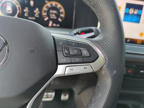 Certified 2025 Volkswagen Tiguan SE R-Line image 41