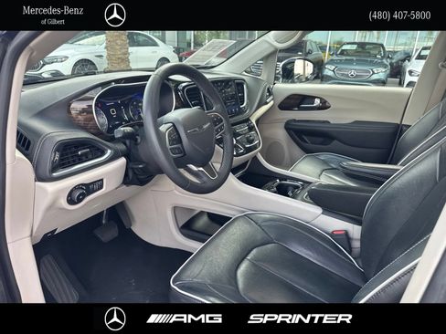 Used 2023 Chrysler Pacifica Limited FWD image 9