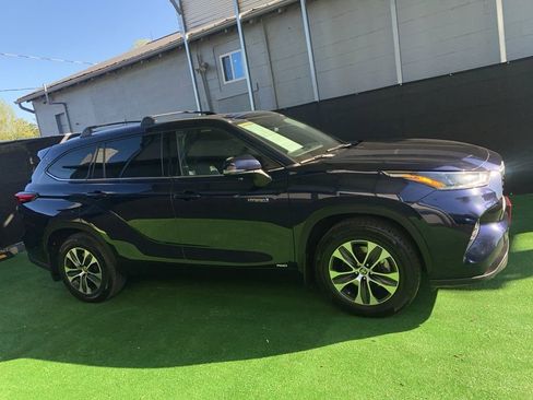 Used 2021 Toyota Highlander XLE AWD/4WD image 3