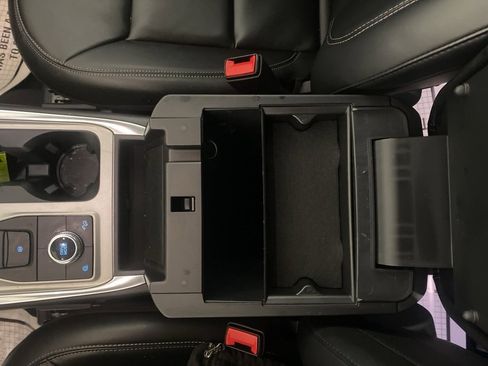 Used 2023 Ford Explorer XLT w/ Equipment Group 202A image 8