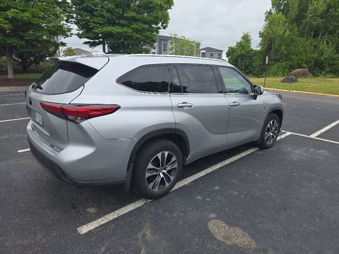 Used 2020 Toyota Highlander XLE AWD/4WD image 3