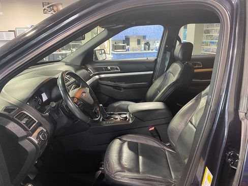 Used 2017 Ford Explorer XLT w/ Equipment Group 202A AWD/4WD image 13