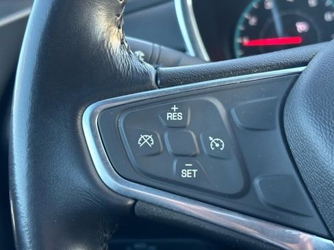 Used 2018 Chevrolet Equinox LT image 18