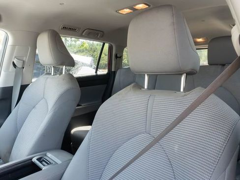 Used 2023 Toyota Highlander LE FWD image 3