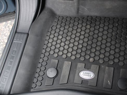 Used 2024 Land Rover Defender 110 S image 17