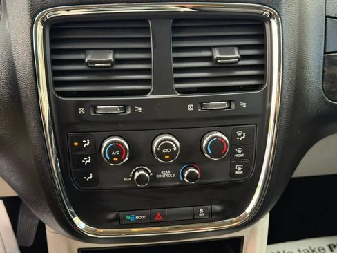 Used 2013 Dodge Grand Caravan SXT FWD image 21