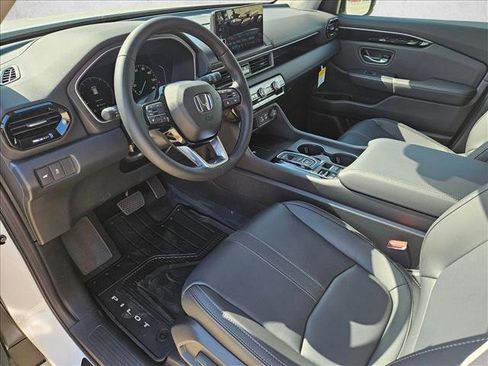 Used 2025 Honda Pilot EX-L image 3