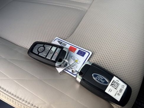 Used 2024 Ford Expedition Max Platinum image 9