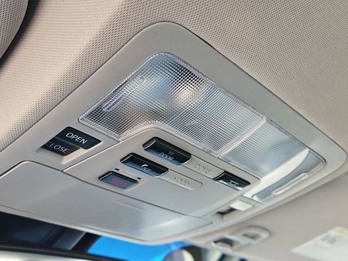 Used 2018 Toyota Avalon Limited image 28