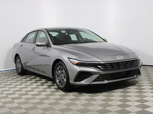 Used 2025 Hyundai Elantra Hybrid FWD image 2