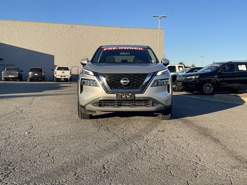 Used 2023 Nissan Rogue SV image 2